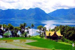 “Danau Maninjau: Keindahan Kawah Raksasa di Ranah Minang”